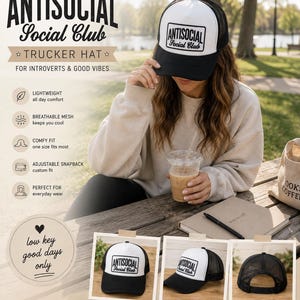 K&ouml;nnte beinhalten: Schwarz-wei&szlig;e Trucker-Cap mit dem Text "ANTISOCIAL Social Club". Die Kappe hat einen Mesh-R&uuml;cken und einen verstellbaren Snapback-Verschluss. Das Bild enth&auml;lt auch den Text "TRUCKER HAT FOR INTROVERTS & GOOD VIBES".