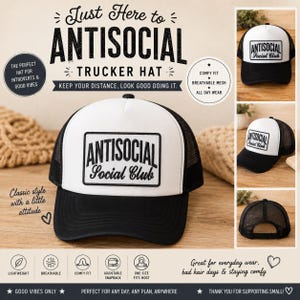 K&ouml;nnte beinhalten: Schwarz-wei&szlig;e Trucker-Cap mit dem Text "ANTISOCIAL Social Club". Die Kappe hat einen Mesh-R&uuml;cken und einen verstellbaren Snapback-Verschluss. Der Text "Just Here to ANTISOCIAL TRUCKER HAT" steht dar&uuml;ber.