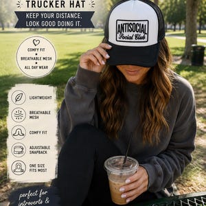 K&ouml;nnte beinhalten: Schwarz-wei&szlig;e Trucker-M&uuml;tze mit dem Text "ANTISOCIAL Social Club" auf der Vorderseite. Die M&uuml;tze hat eine Mesh-R&uuml;ckseite und einen Snapback-Verschluss. Der Text "Just Here to ANTISOCIAL" steht &uuml;ber der M&uuml;tze. Leicht und atmungsaktiv.