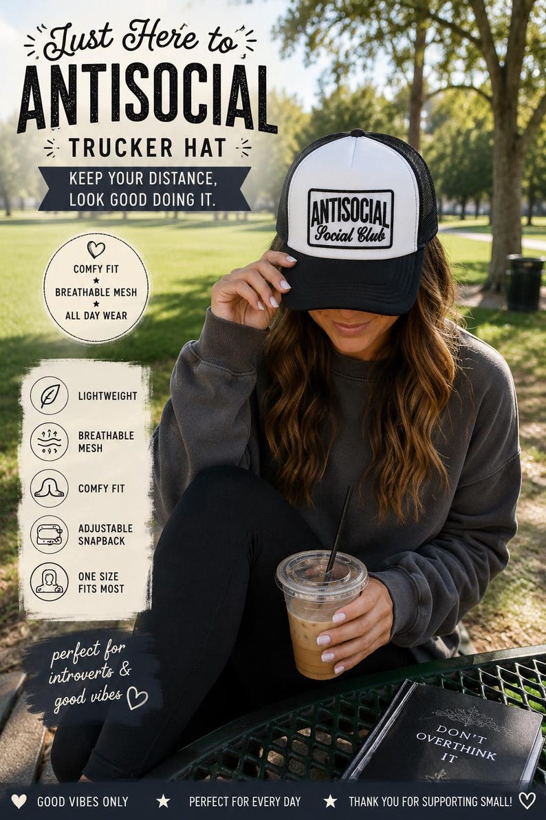 K&ouml;nnte beinhalten: Schwarz-wei&szlig;e Trucker-M&uuml;tze mit dem Text "ANTISOCIAL Social Club" auf der Vorderseite. Die M&uuml;tze hat eine Mesh-R&uuml;ckseite und einen Snapback-Verschluss. Der Text "Just Here to ANTISOCIAL" steht &uuml;ber der M&uuml;tze. Leicht und atmungsaktiv.