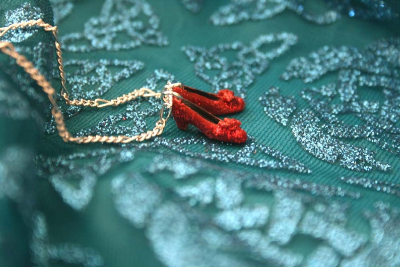 Dorothy Ruby Red Glitter slippers shoes necklace 