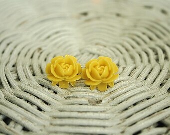 Flower earrings in mustard