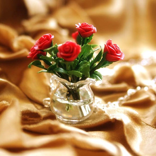 Red roses in a vase necklace