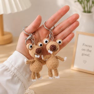 Chaveiro de crochê do Sid, enfeite de bolsa amigurumi inspirado na Era do Gelo, chaveiro divertido feito à mão, acessório fofo para mochila, presente para ela, presente para ele.