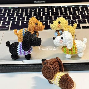 Mini Gehäkelter Dackel Hund Schlüsselanhänger - Handgemachter Amigurumi Welpe, kleiner Hund Taschenanhänger, niedliches Haustier Geschenk, Geschenk für sie, Geschenk für ihn