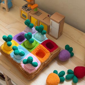 Attività di smistamento delle carote ispirata al metodo Montessori: giocattolo per l'apprendimento della motricità fine realizzato all'uncinetto, modello (dm)