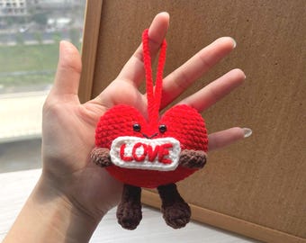 Gehäkelter Herz Schlüsselanhänger LOVE - Handgefertigtes Amigurumi Herz Plüsch, niedlicher Valentinstag Schlüsselanhänger, romantisches Geschenk für Sie
