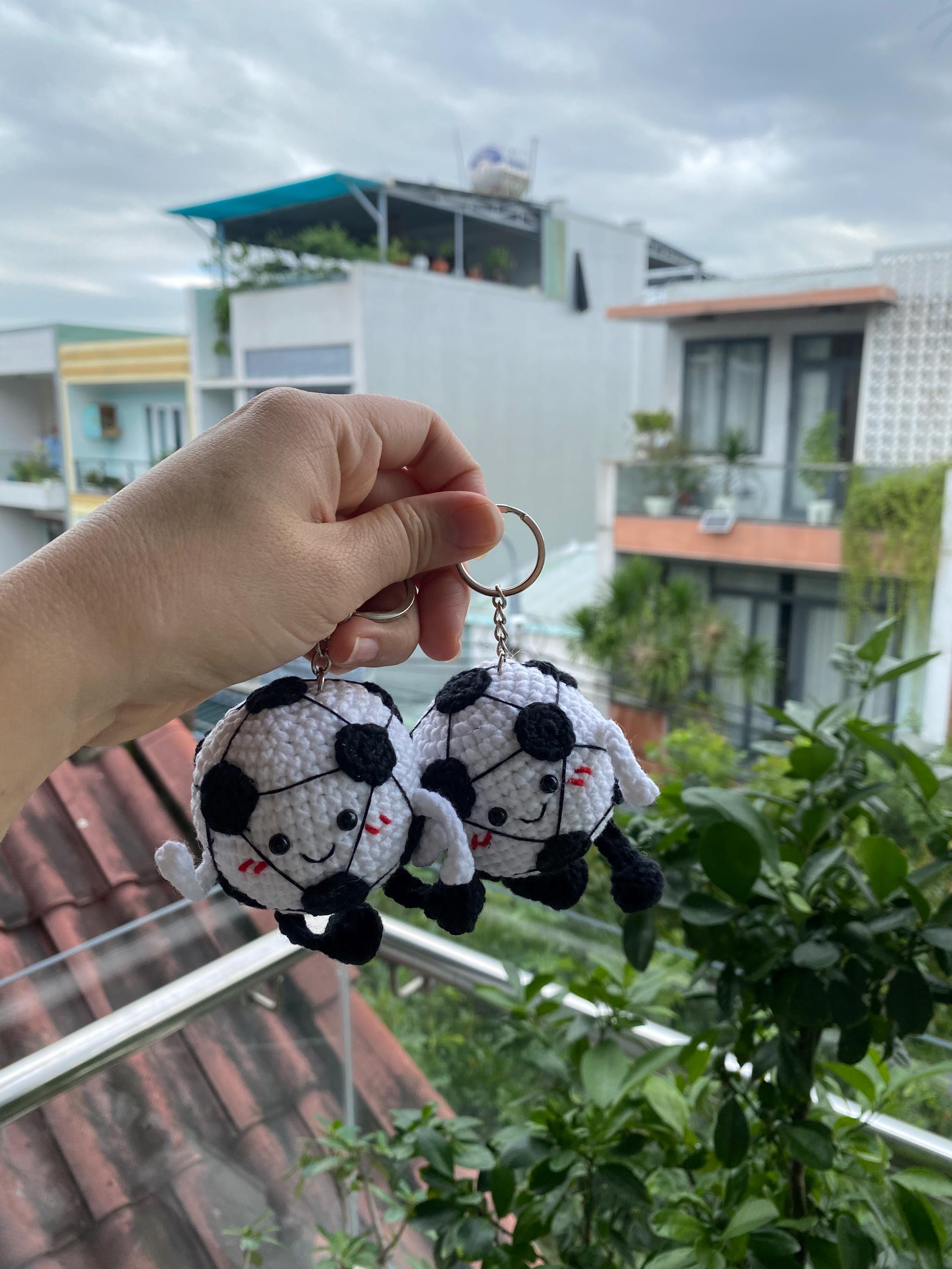 かぎ針編みのサッカーボールキーホルダー：手作りコットン編みぐるみ