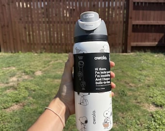 Botella de agua Snoopy Owala FreeSip de 946 ml • Vaso térmico de acero inoxidable de Peanuts • Vaso con tapa de pajita a prueba de fugas y diseño de dibujos animados hecho a mano