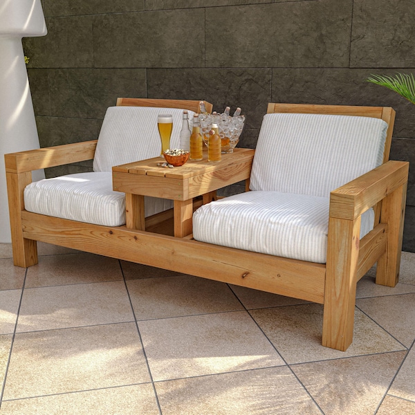 Pode incluir: Um sofá de madeira para duas pessoas com almofadas brancas e uma pequena mesa de madeira no centro. A mesa tem um copo de cerveja e uma tigela de petiscos.