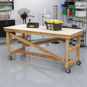 Peut inclure: Une tasse en céramique blanche avec une anse noire et le texte "But First, Coffee" dans un style manuscrit. La tasse est posée sur une surface blanche. La tasse mesure 10 cm de haut.