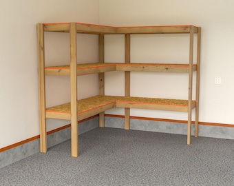 Op de afbeelding: Houten hoekrek met drie planken. De planken zijn gemaakt van lichtgekleurd hout met oranje randen. De unit staat in een hoek van een kamer met lichtgekleurde muren en een gespikkelde grijze vloer.