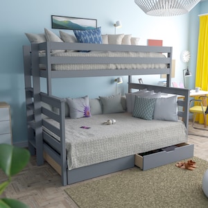 Könnte beinhalten: Ein graues Etagenbett mit einem Ausziehbett, Kissen und einer Decke. Das obere Etagenbett hat eine Leiter für den Zugang. Das untere Etagenbett hat eine Schublade. Der Raum hat einen Schreibtisch, gelbe Vorhänge und einen weißen Sitzsack.