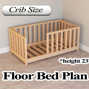 以下が含まれることがあります： 「Crib Size」とラベルされた、高さ58cmの木製のフロアベッドプラン。 ベッドフレームは垂直スラットとスラットベースで構成されています。 テキスト「Floor Bed Plan」が下部に表示されています。