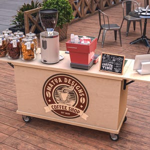 Puede incluir: Un carrito de cafeter&iacute;a m&oacute;vil con un molinillo de caf&eacute;, frascos de granos de caf&eacute; y una m&aacute;quina de espresso roja. El carrito tiene un logotipo de "MATUYA DESIGNS COFFEE SHOP" y una peque&ntilde;a pizarra que dice "COFFEE TIME".