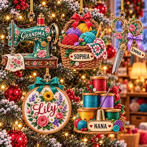 Puede incluir: Cinco adornos navide&ntilde;os colgantes con motivos de manualidades: una m&aacute;quina de coser verde con la etiqueta Grandma, una cesta de lana con la etiqueta Sophia, unas tijeras doradas con la etiqueta Emma, un bastidor de bordado con la etiqueta Lily y carretes de hilo con la etiqueta Nana.