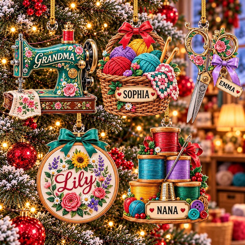Puede incluir: Cinco adornos navide&ntilde;os colgantes con motivos de manualidades: una m&aacute;quina de coser verde con la etiqueta Grandma, una cesta de lana con la etiqueta Sophia, unas tijeras doradas con la etiqueta Emma, un bastidor de bordado con la etiqueta Lily y carretes de hilo con la etiqueta Nana.