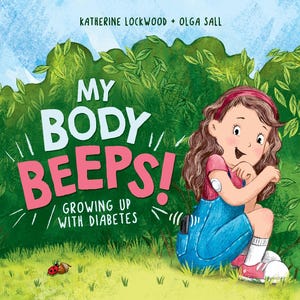 Könnte beinhalten: Ein Buchcover mit der Illustration eines jungen Mädchens mit braunen Haaren, das ein blaues Latzkleid und einen weißen Patch am Arm trägt. Der Text auf dem Cover lautet "My Body Beeps! Growing Up With Diabetes".
