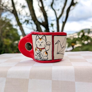 Handgefertigter Keramikbecher mit Glückskatzenmotiv, japanisch inspirierte Keramik, einzigartige Kaffeetasse