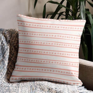 Cojín o funda decorativa con rayas de concha y estrella de mar coral - Decoración costera, cojín playero, detalles marinos, tonos rosa melocotón suaves