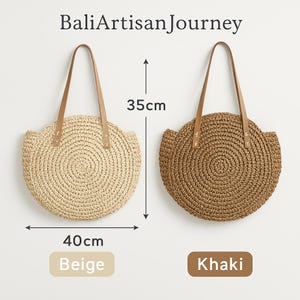 Pu&ograve; includere: Due borse tote rotonde in paglia con manici in pelle marrone. La borsa a sinistra &egrave; beige e la borsa a destra &egrave; kaki. Le borse sono larghe 40 cm e alte 35 cm.