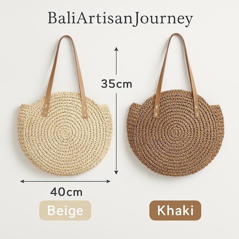 Pu&ograve; includere: Due borse tote rotonde in paglia con manici in pelle marrone. La borsa a sinistra &egrave; beige e la borsa a destra &egrave; kaki. Le borse sono larghe 40 cm e alte 35 cm.