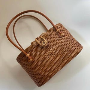 Bali Ata Rattan Tasche - Handgewebte Boho Geldbörse mit Lederband & Batik Futter - Handgemachte Tasche für Sommer und Alltag