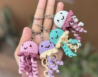 かぎ針編みのクラゲキーホルダー 手作りの海のバッグチャーム かわいい