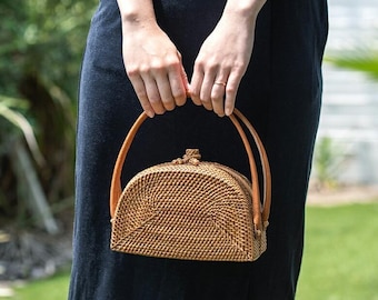 Bolso de ratán Ata hecho a mano con media cúpula: bolso balinés tejido con asas de cuero