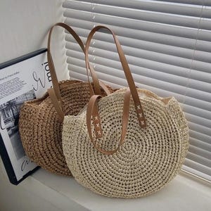 Große gewebte natürliche Strandtasche - runde Strohtasche mit Lederriemen | Boho Sommer Tasche | Bali Artisan handgefertigte Geldbörse