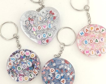 Gepersonaliseerde harssleutelhanger: naambedel zwevende kraal