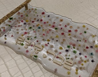 Op maat gemaakt dienblad van hars, parelmoerwit met geperste bloemen en gepersonaliseerde tekst