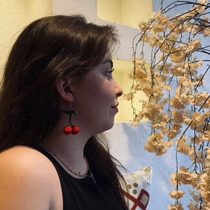 Boucles d'oreilles cerises au crochet, boucles d'oreilles pendantes cool avec des cerises, bijoux d'été colorés et légers, accessoires de plage bohème
