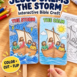 Pode incluir: Um artesanato bíblico interativo com dois recortes de papel em palitos de madeira. Um lado mostra um barco numa tempestade com o texto THE STORM, e o outro um mar calmo com THE CALM. O título JESUS CALMS THE STORM está no topo.