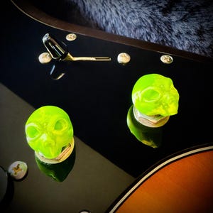 Alien Head Guitar Knobs – Bright Green – Set of 2