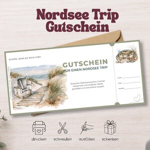 Può includere: Un buono regalo rettangolare per un viaggio nel Mare del Nord con un'illustrazione ad acquerello di una sedia da spiaggia tra le dune, un granchio e testo in tedesco tra cui Nordsee Trip Gutschein, con icone per stampare, tagliare, compilare e regalare.