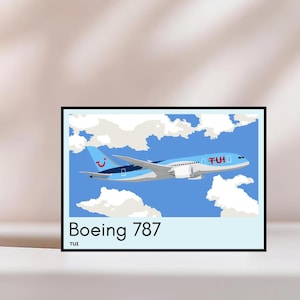 Könnte beinhalten: Ein gerahmter Druck, der ein Boeing 787-Flugzeug im Flug vor einem blauen Himmel mit weißen Wolken zeigt. Das Flugzeug ist hellblau mit dunkelblauen Akzenten und dem Text "TUI". Unter dem Bild steht der Text "Boeing 787".
