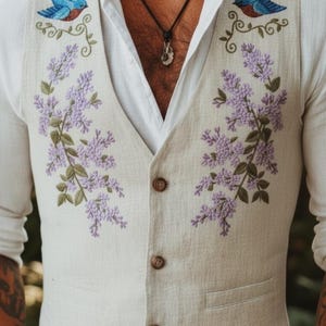 Bestickte Leinenweste für Herren: Blaue Schwalbe & Flieder – Boho-Hochzeit