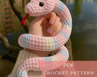 蛇のぬいぐるみ ハンドメイド かぎ針編みのヘビの模様、手作りのかぎ針編みのヘビのぬいぐるみ