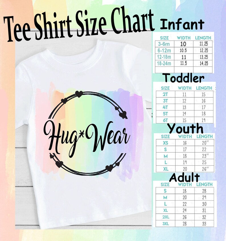 Op de afbeelding: Een wit T-shirt met een regenboog-aquarel achtergrond en de tekst "Hug*Wear" in een zwarte cirkel. Een maattabel voor baby-, peuter-, jeugd- en volwassen maten is inbegrepen met breedte- en lengtemaat in inches.