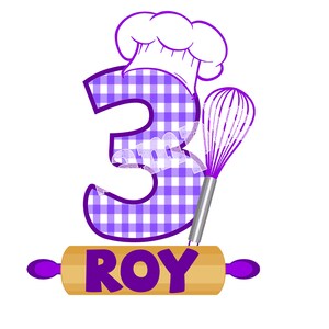 Op de afbeelding: Paarse nummer drie met een wit en paars geruit patroon, een witte koksmuts, een zilveren garde en een bruine deegroller met het woord "ROY" in paarse letters.