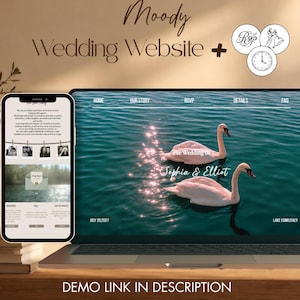Può includere: Un computer portatile e uno smartphone mostrano un modello di sito web per matrimoni con una foto di due cigni bianchi su acqua blu scuro. Lo schermo mostra il testo The Wedding of Sophia & Elliot, July 20, 2027, e Lake Como, Italy.