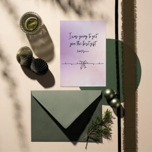 Cartão engraçado para o Dia das Mães – “Você já me tem” – Design de laço minimalista, cartão engraçado para mãe, lavanda pastel, download digital