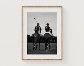 Puede incluir: Impresión enmarcada en blanco y negro de dos jugadores de polo a caballo, vistos desde atrás. Los jugadores llevan cascos y camisetas con los números 4 y 1. Sostienen mazos de polo y los caballos son de color marrón oscuro.