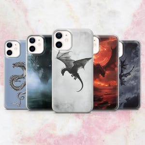 以下が含まれることがあります： ドラゴン柄の透明な携帯電話ケース5個セット。ケースには、白い背景に灰色のドラゴン、灰色の背景に黒いドラゴン、黒い背景に赤いドラゴン、青い背景に黒いドラゴン、黒い背景に白いドラゴンなど、さまざまなドラゴンのシルエットと背景が描かれています。