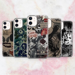 Könnte beinhalten: Fünf Handyhüllen mit gotisch inspirierten Designs. Die Hüllen zeigen Bilder von Schmetterlingen, Totenköpfen, Engeln und Text, darunter "Where is my mind" und "Live fast Die young". Die Hüllen sind in transparenten Schutzhüllen.