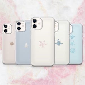 Puede incluir: Una colección de cinco fundas transparentes para teléfono con varios diseños temáticos marinos. Las fundas presentan ilustraciones de una concha, un velero, una estrella de mar, una manta raya y otras criaturas marinas. Las fundas son en tonos rosa, blanco y azul.