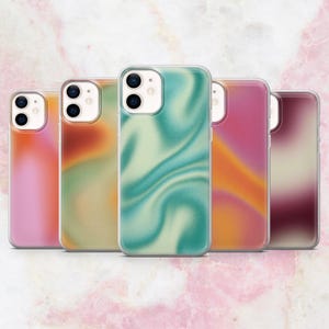 K&ouml;nnte beinhalten: F&uuml;nf Handyh&uuml;llen mit abstrakten Designs in Rosa-, Orange-, Gr&uuml;n- und Lilat&ouml;nen. Die H&uuml;llen haben ein wirbelndes, strukturiertes Aussehen. Sie werden vor einem weichen, rosa-wei&szlig;en Marmorhintergrund pr&auml;sentiert, was eine ansprechende Darstellung ergibt.