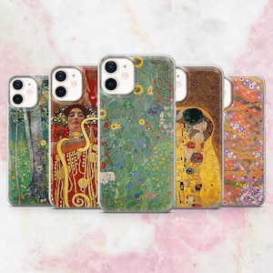 Puede incluir: Cinco fundas de teléfono diferentes con estampados de arte abstracto coloridos. Las fundas son transparentes y muestran el arte a través del plástico. El arte incluye una mujer con una serpiente, un campo de flores, una pareja besándose y un campo de flores con un árbol.