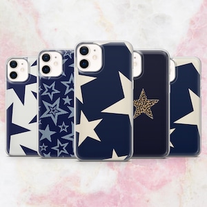 Op de afbeelding: Vijf transparante telefoonhoesjes met verschillende sterpatronen. Ontwerpen omvatten witte sterren op marineblauw, een blauw sterrenpatroon en een luipaardster. De hoesjes zijn in een rij gerangschikt.